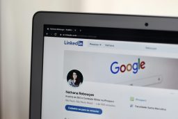 Google- en LinkedIn-pagina's op een laptopscherm, met een profiel zichtbaar.